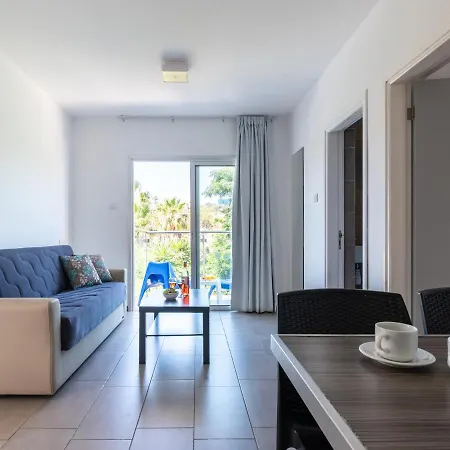 Cosy Family Apartment With Balcony And Communal Pool In Ayia Napa All Yours شقة